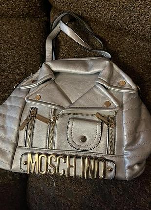Огляд від ші        на зображенні — серебриста сумка-косуха (biker jacket bag) від бренду moschino,