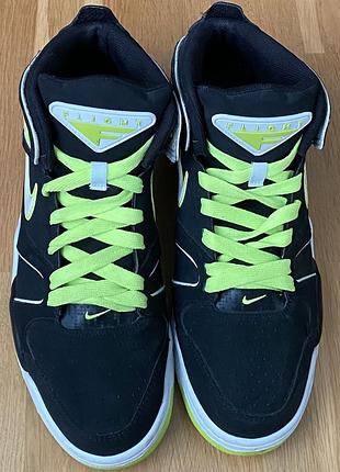 Кросівки nike.