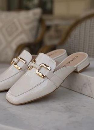 Нові.мюлі з лакової шкіри преміум брендові caprice mules leather flat nude beige оригінал.зі свіжих колекцій