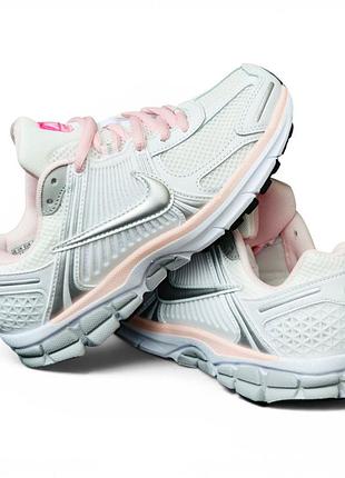 Кросівки жіночі nike zoom vomero 5 білі з рожевими акцентами.
