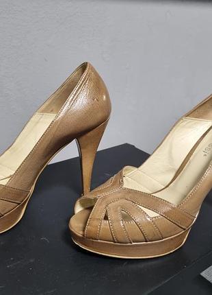 Бежевые туфли лодочки на высоком каблуке и платформе, открытым носком (peep-toe) и декоративными вырезами