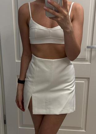 Zara. легка спідниця-шорти білого кольору