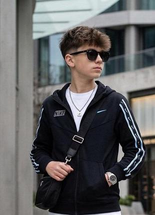 Олімпійка підліткова бренду nike з кишенями та капюшоном ✨
напівобхват грудей -48см;
по плечам-38 см;
довжина виробу-57см.
довжина рукава -54 см