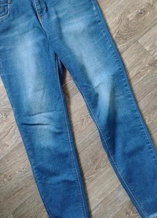 Джинси 👖 женские модель skinni,размер указан 14,известный бренд,низ рваный, является стретч.