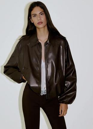 Шоколадна шкіряна куртка bershka