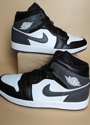 Кроссовки nike air jordan 1 mid
 dq 8426-001
размер 42 длина стельки 27 см.