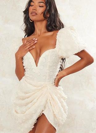 Преміум сукня з пишними рукавами кремова святкова prettylittlething