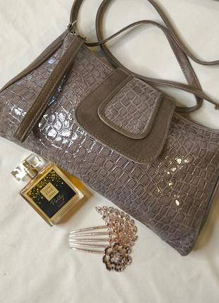 Сумка жіноча, крос-боді сіро-коричневого (тауп) кольору з глянцевим тисненням під шкіру крокодила