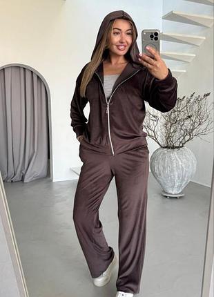 Спортивный женский костюм из велюра