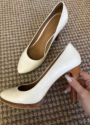 Білі туфлі під stuart weitzman