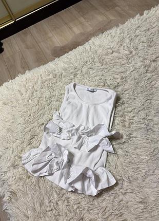 Майка женская белый топ в рубчик от zara с эффектными многоярусными оборками.