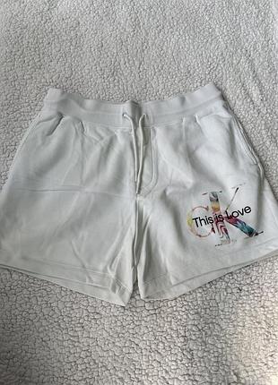 Білі шорти бренду calvin klein