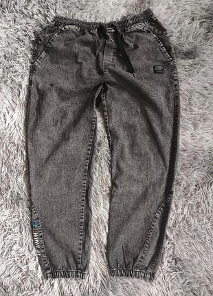 Мужские удобные джоггеры серого цвета с вареным эффектом (acid wash)