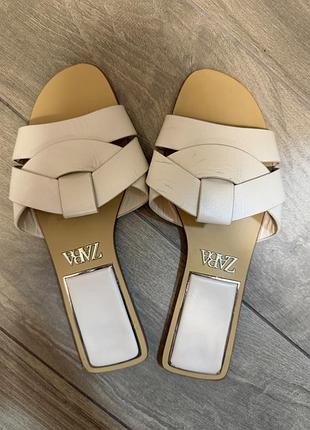 Шкіряні шльопанці zara