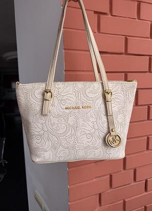 Сумка-тоут michael kors- жіноча,кольору мокко,брендова,принтована мереживним візерунком,з довгими ручками