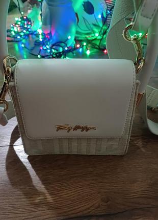 Сумка tommy hilfiger crossbody (оригінал)
​продам стильну сумку з комбінованим дизайном: білий клапан та бежева основа з монограмою бренду.
