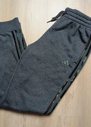 Джоггеры adidas essentials camouflage m, серый меланж