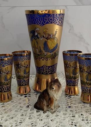 Представлено вінтажний набір посуду з кобальтового скла