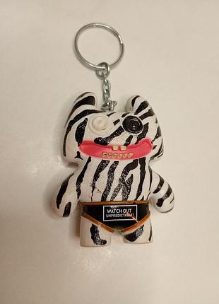 Коллекционный брелок монстрик fuggler "фуглер" серия 2 "вонячья зебра" stinkface zebra брелок монстрик