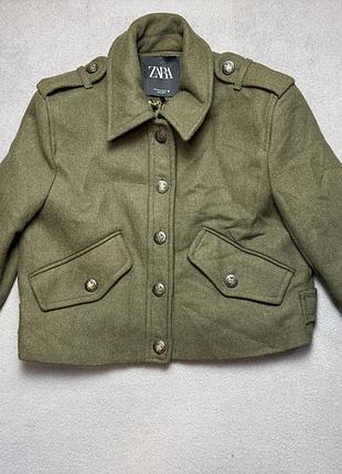 Zara жіночий вкорочений жакет куртка мілітарі хакі вовна ґудзики герб m кроп