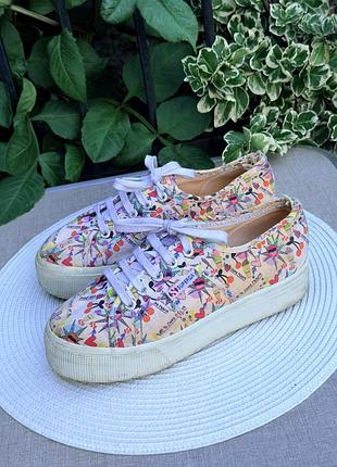 Кеди на платформі в барвистий принт superga