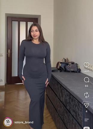 Чорна облягаюча довга сукня slim