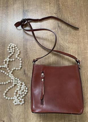 Шкіряна італійська жіноча сумка на довгому ремінці коричнева