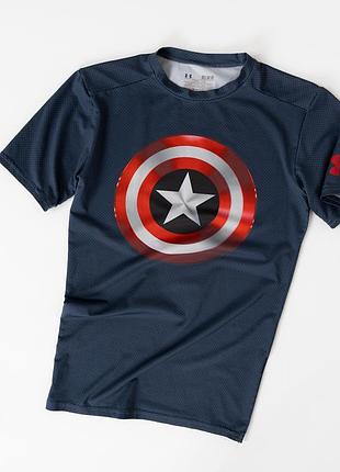 Чоловіча, спортивна футболка under armour marvel captain america темно-синього кольору. модель має облягаючий крій, короткі рукави та характерний прин