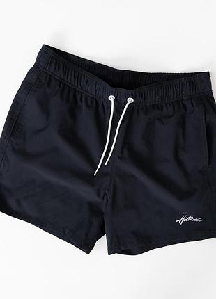 Чоловічі, плавальні шорти hollister у чорному кольорі. модель виконана з легкої, гладкої тканини, яка одить для пляжу, басейну, відпочинку біля вод