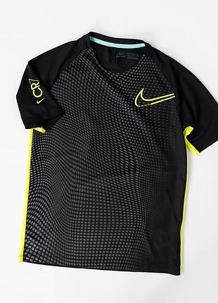 Чоловіча, спортивна футболка nike cr7 у чорному кольорі, створена в динамічному, футбольному стилі. модель має контрастний, графічний принт
