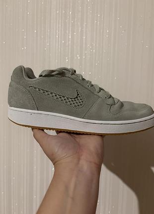 Сірі замшеві кросівки моделі nike ebernon low prem (код моделі aq2232-300 у забарвленні spruce fog).