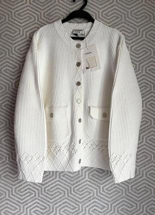 Белый вязанный кардиган в наличии