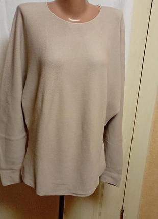 Качественный женский джемпер от японского бренда uniqlo.