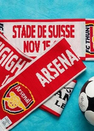 Вінтажний футбольний шарф uefa champions league, присвячений матчам arsenal проти fc thun у сезоні 2005 року.