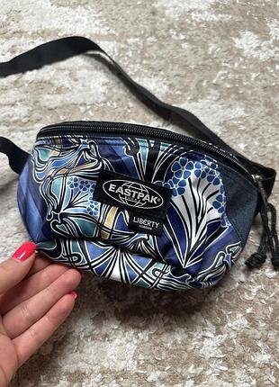 Компактна спортивна сумка бананка eastpak