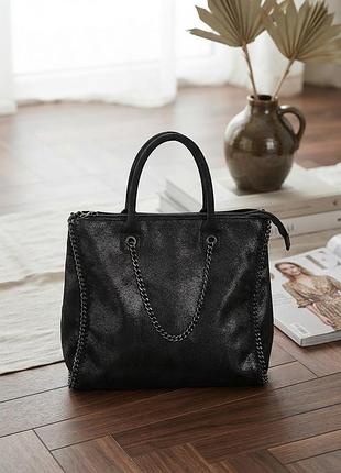 Ефектна чорна сумка у стилі stella mccartney із ланцюгом стильна та універсальна модель класичного чорного кольору з тредовим оздобленням