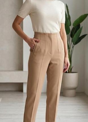 Стильные классические брюки zara с высокой посадкой, аккуратными защипами на талии, слегка зауженного кроя,из смесовой вискозы бежевого цвета 34/xs/42
