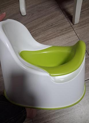 Дитячий горщик ikea lockig білого та зеленого кольорів зі зручним знімним вкладишем.