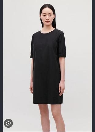 Черное хлопковое платье минималистичного кроя cos