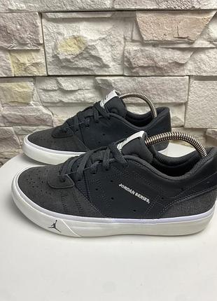 Оригінальні кросівки jordan series es