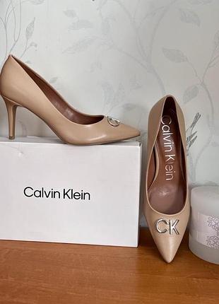 Бежеві класичні жіночі туфлі calvin klein greta оригінал
