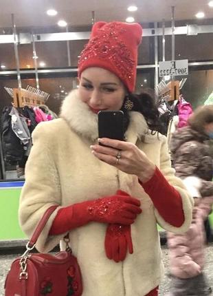 Ефектна шапка з вишивкою.