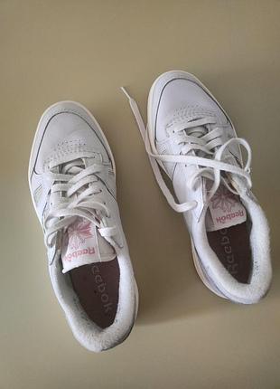 Женские кроссовки reebok23 court в светлом оттенке с характерными розовыми акцентами и перфорацией на носке