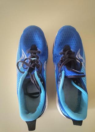 Синие беговые кроссовки saucony endorphin speed 2 с характерной белой амортизирующей подошвой