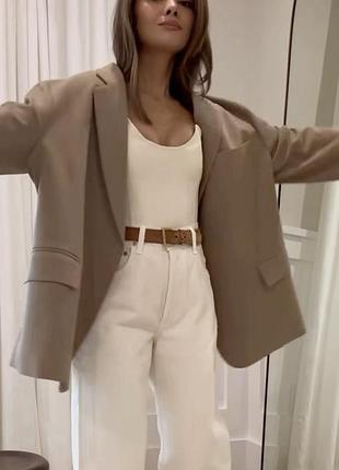 Красивий стильний бежевий піджак від бренду missguided