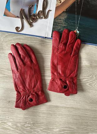 Красные кожаные перчатки
