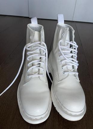 Шкіряні черевики бренду dr. martens