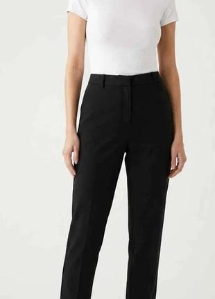 Классические базовые брюки zara  черного цвета, свободного, слегка зауженного к низу кроя, с защипами/складками/ у пояса, с высокой посадкой, 38/m/46.