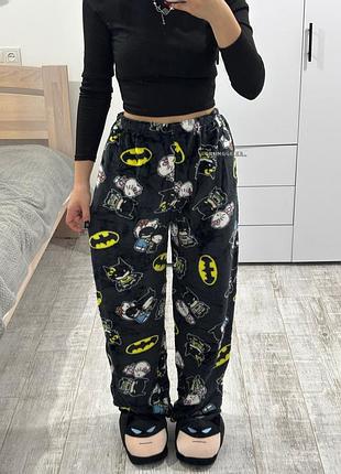Плюшеві штани hello kitty x batman чорні унісекс | теплі флісові штани hello kitty batman для дому