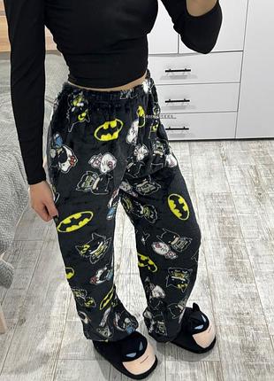 Плюшевые брюки hello kitty x batman черные унисекс | теплые флисовые брюки hello kitty batman для дома